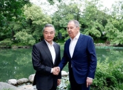 王毅在北京会见拉夫罗夫，两人都没打领带